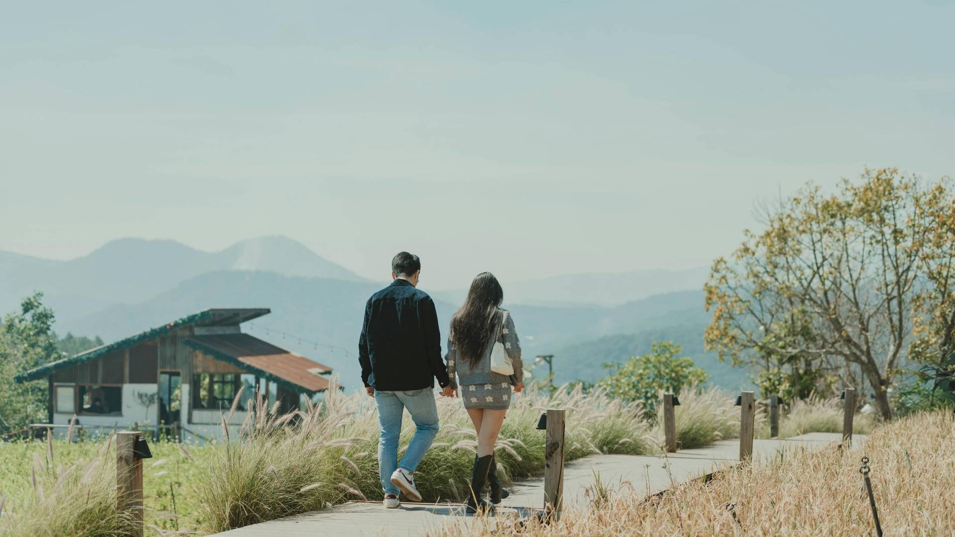 Cặp đôi dạo bước trên con đường thơ mộng tại Đà Lạt, Việt Nam