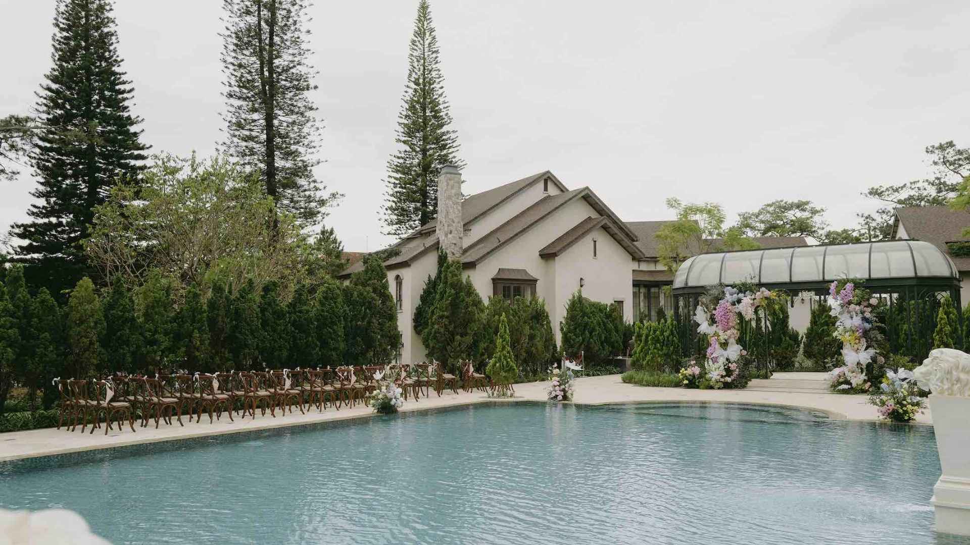 Không gian bên hồ bơi tại Grand Mercure Dalat Resort
