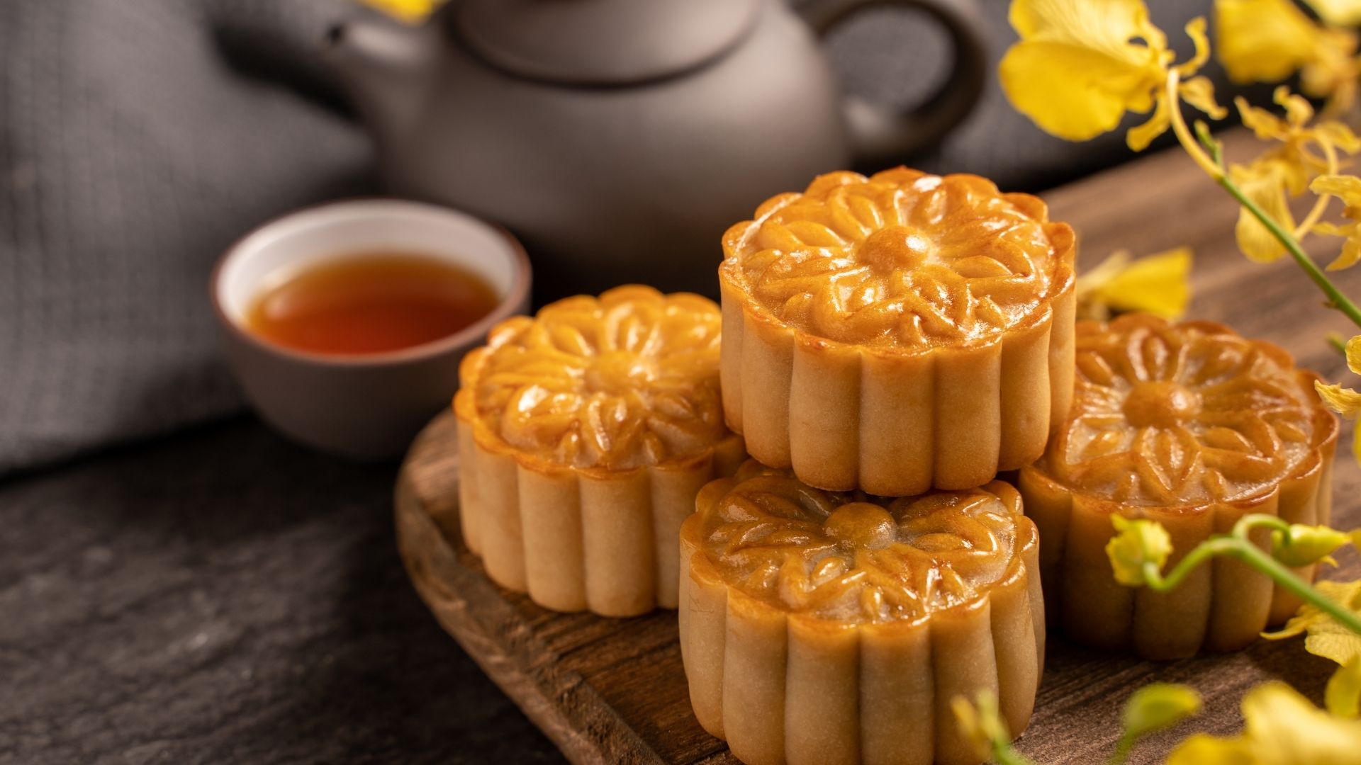 Thưởng bánh Trung Thu cùng trà Việt