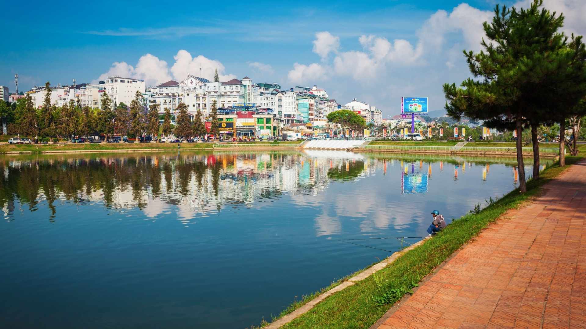 Đi bộ hoặc đạp xe quanh Hồ Xuân Hương