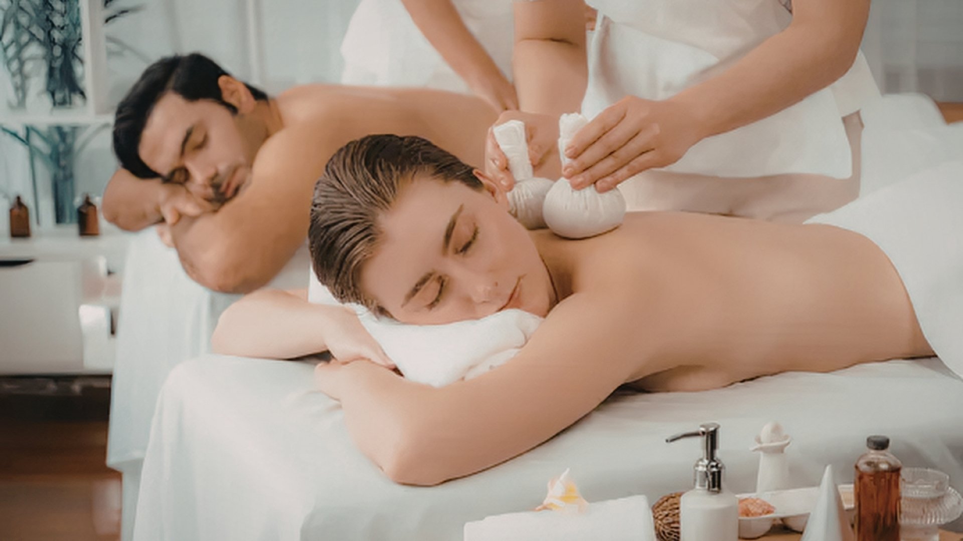 Terracotta Hotel & Resort Spa에서 커플 마사지를 즐기는 두 사람